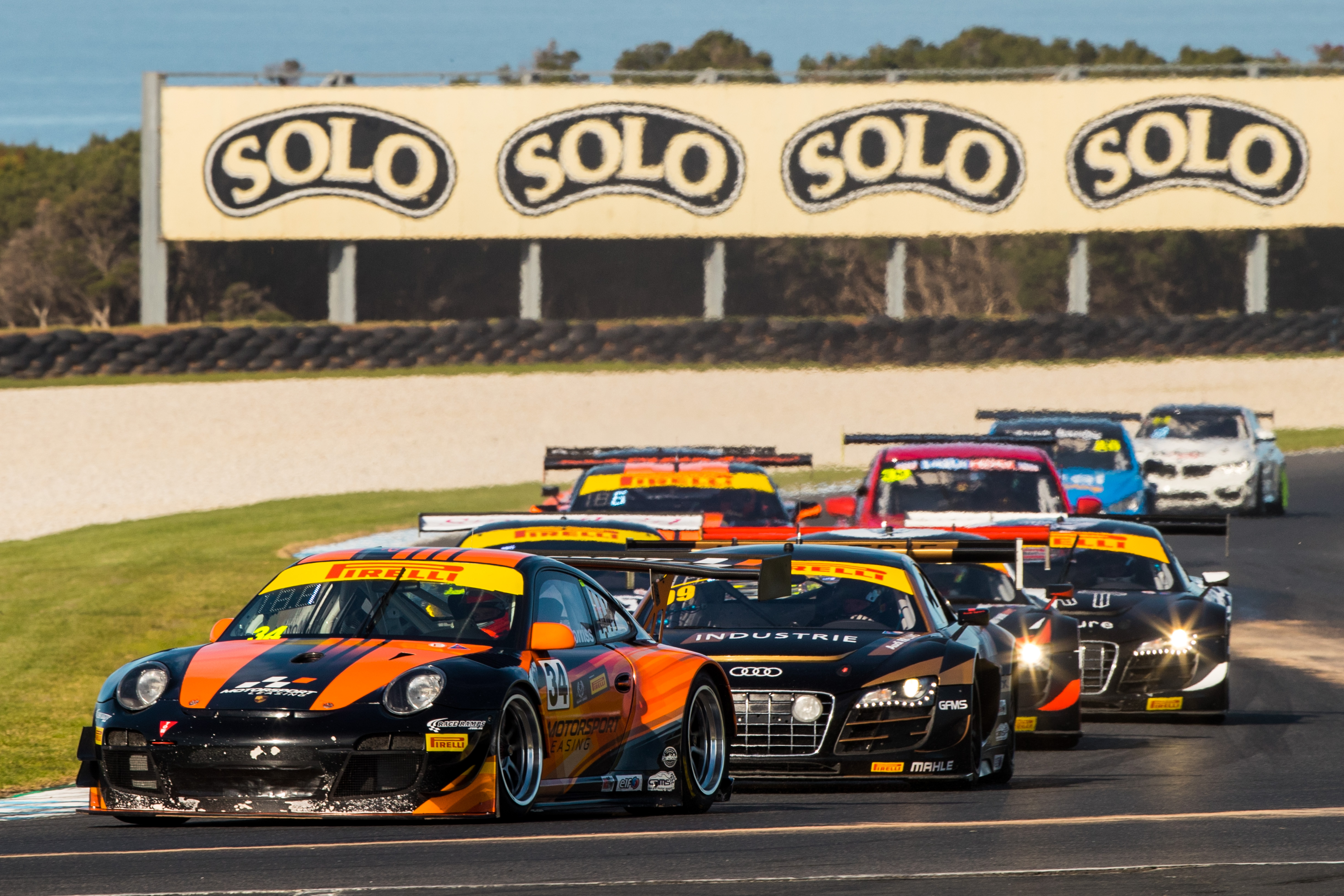 Five drivers in contention at Trophy Series decider