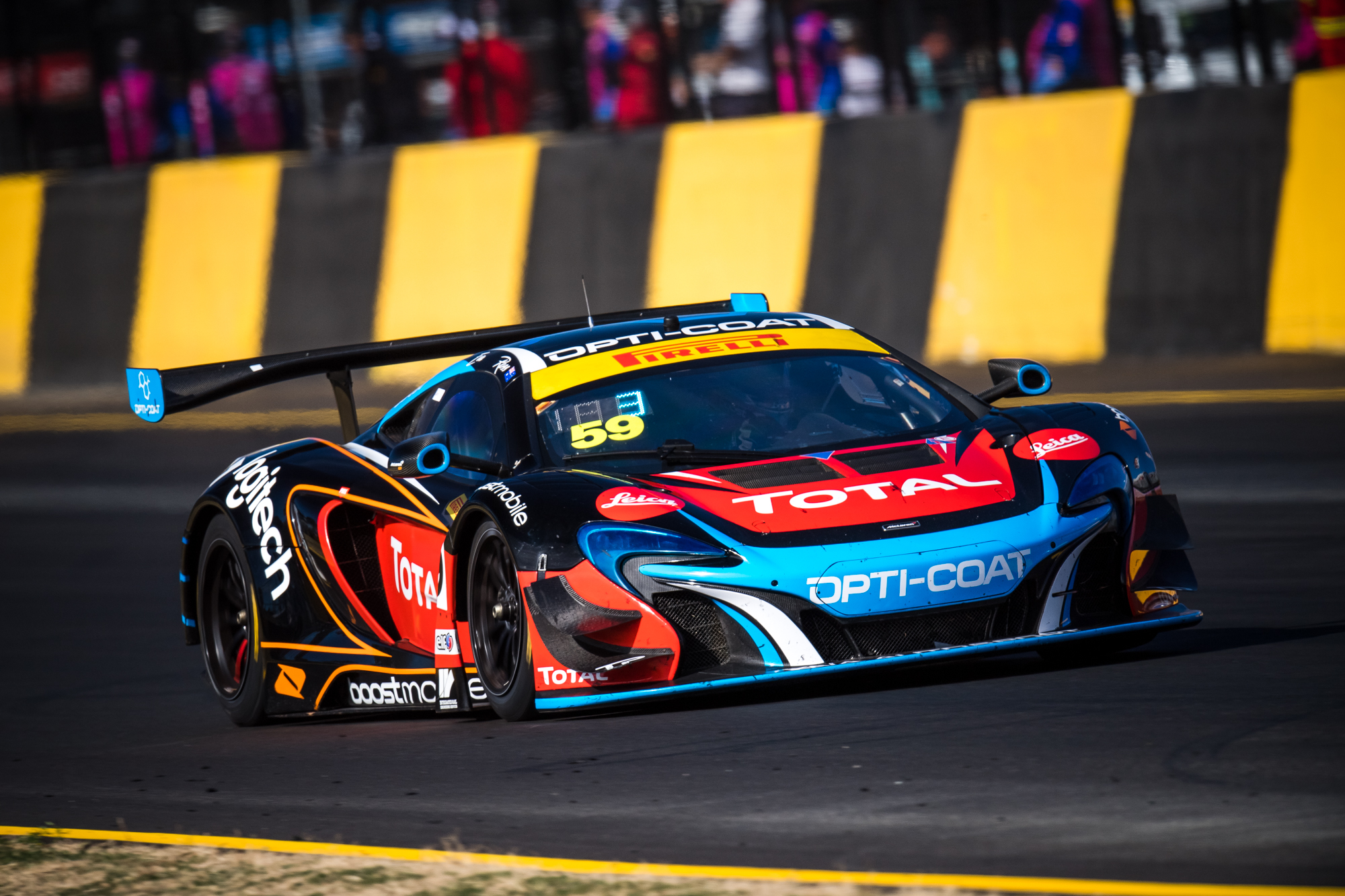 Fraser Ross takes the lead in the Australian GT Championship
